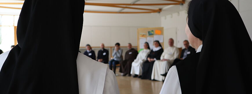 Schwestern im Sitzkreis