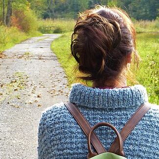 Frau geht auf einem Weg