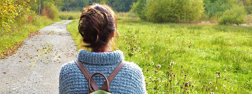 Frau geht auf einem Weg